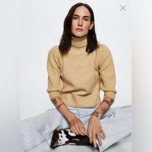 Turtleneck knitted sweater. Size S.